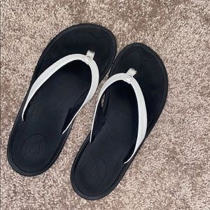 Like New Olukai Flip Flops